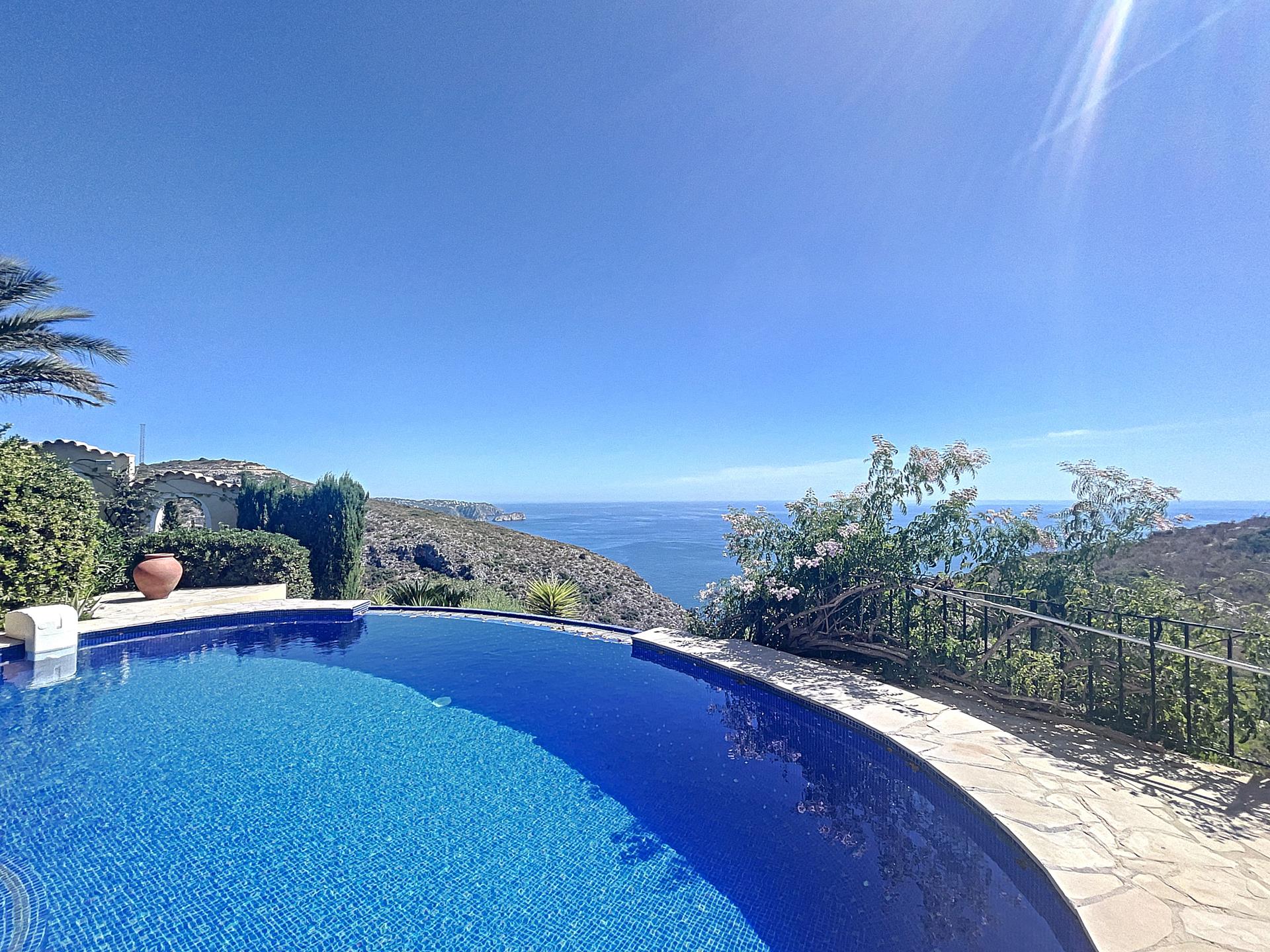 Villa en primera línea con vistas al mar