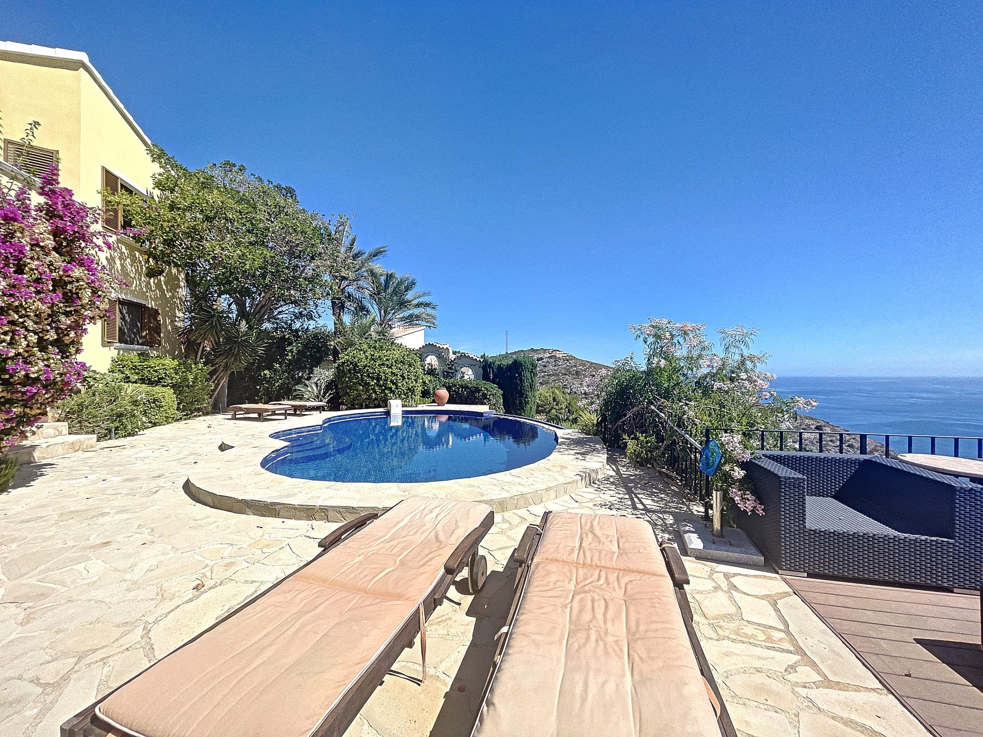 Villa en primera línea con vistas al mar