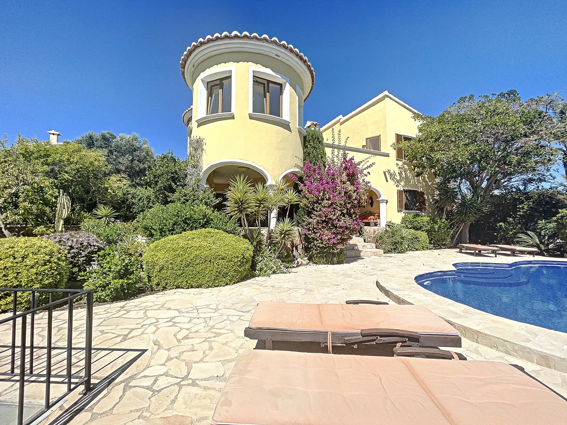 Villa en primera línea con vistas al mar